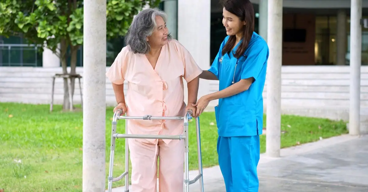 Os caminhos para se qualificar como cuidador de idosos